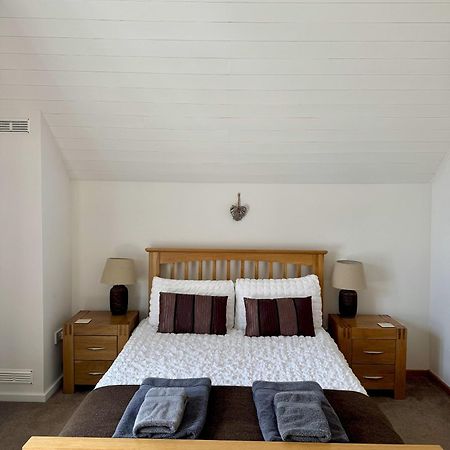Medway Hot Tub Lodge South Cerney Exterior foto