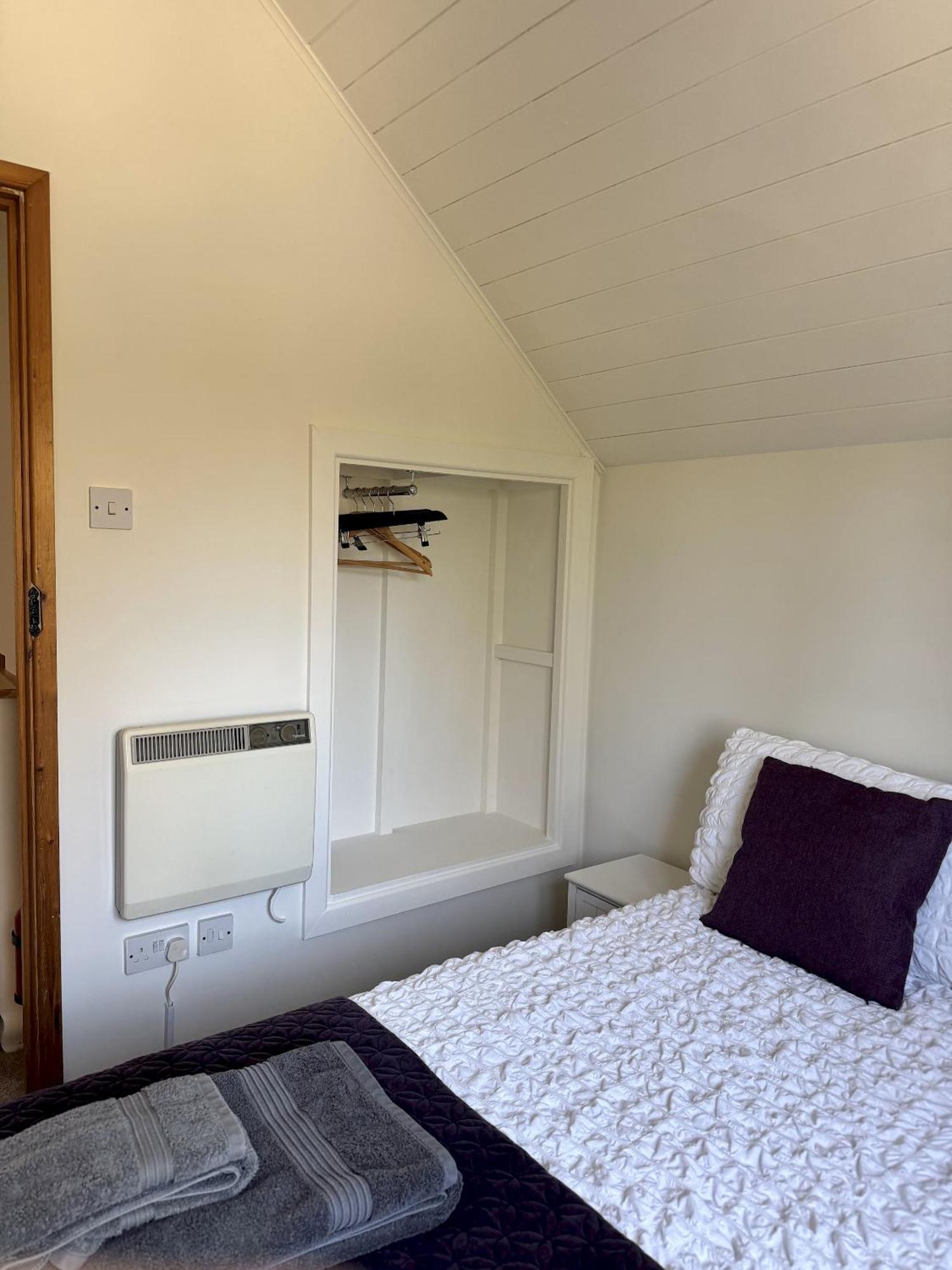Medway Hot Tub Lodge South Cerney Exterior foto