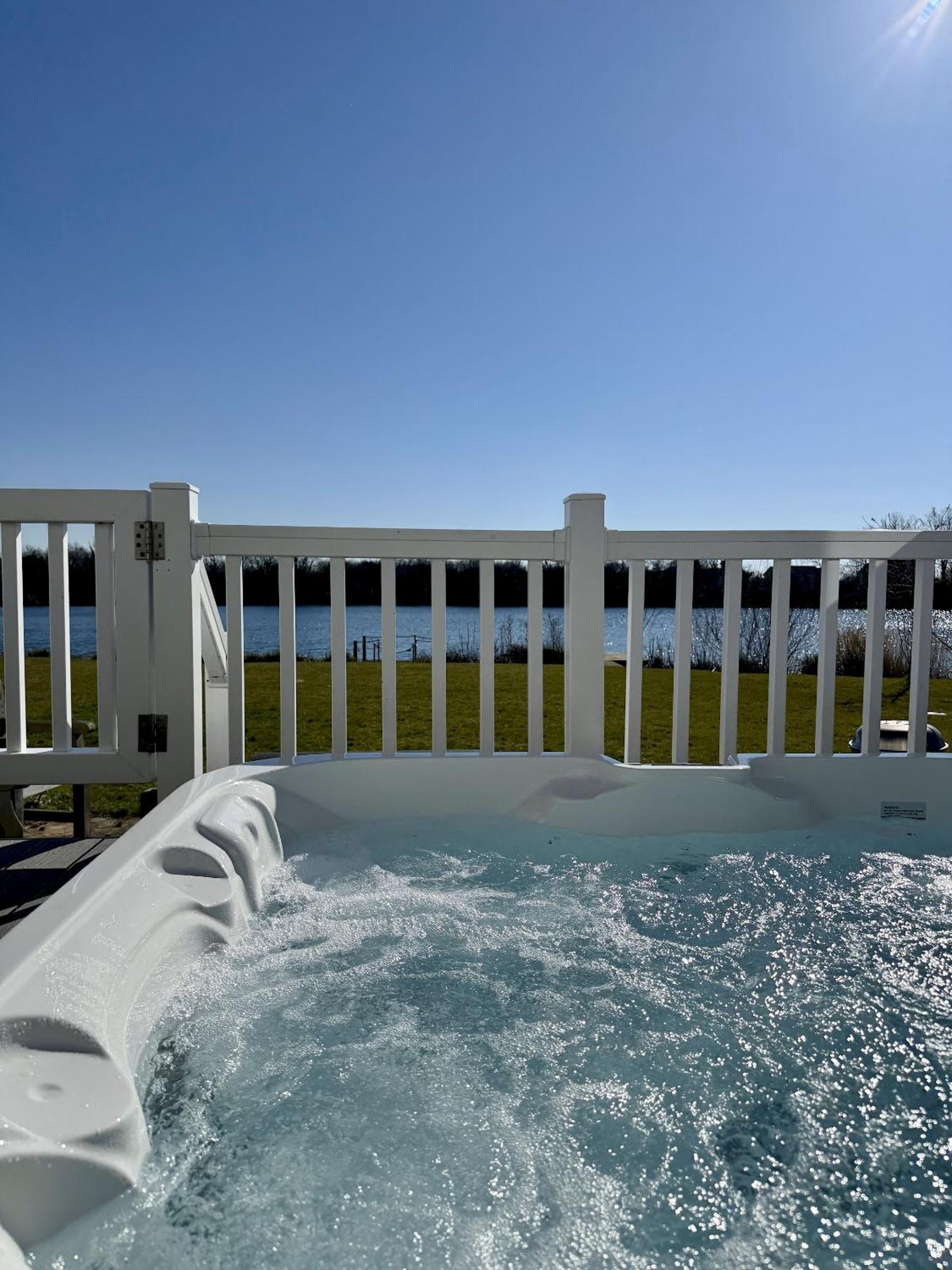 Medway Hot Tub Lodge South Cerney Exterior foto