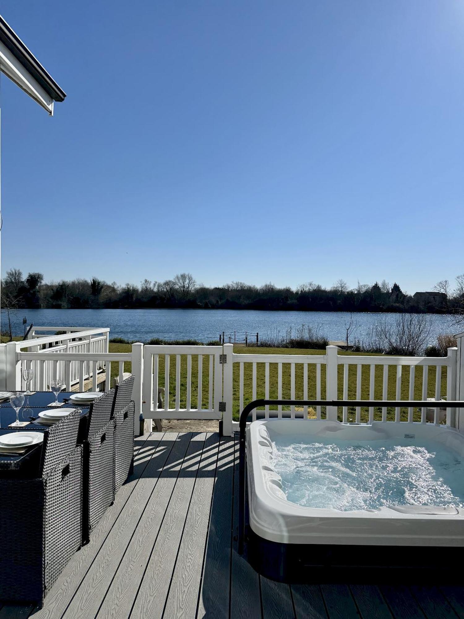 Medway Hot Tub Lodge South Cerney Exterior foto
